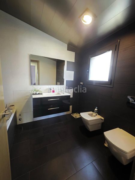 Foto c31385bf-1b7b-4f9d-b78f-444029869715. Chalet avec chauffage parking dans Abrera