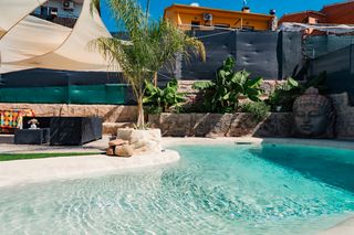 Casa a Lliçà d´Amunt. Exclusiva vivienda unifamiliar con piscina, jardín y garaje para