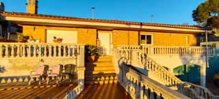 Chalet in Abrera. Casa independiente en venta en urbanización les carpes, abrera