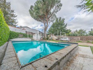 Foto bc3bd548-5f18-410a-8484-120c7563cd35. Casa amb calefacció aparcament piscina a Polideportivo-Colonia Moralzarzal