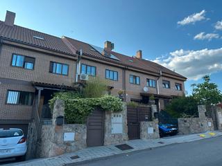 Casa aparellada a Collado Mediano. Chalet pareado en venta en collado mediano