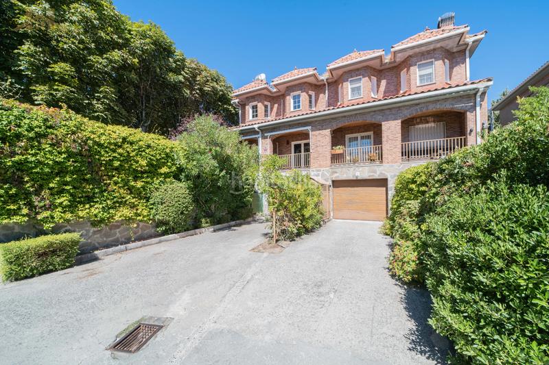 Foto 0824c74c-efc8-479d-a0f8-75c3048e70d3. Casa aparellada amb calefacció aparcament piscina a Collado Mediano