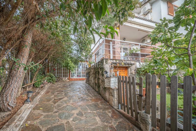 Foto 30d27c50-75a9-4d8c-a377-da5f14d42e75. Casa aparellada amb xemeneia calefacció piscina a Moralzarzal