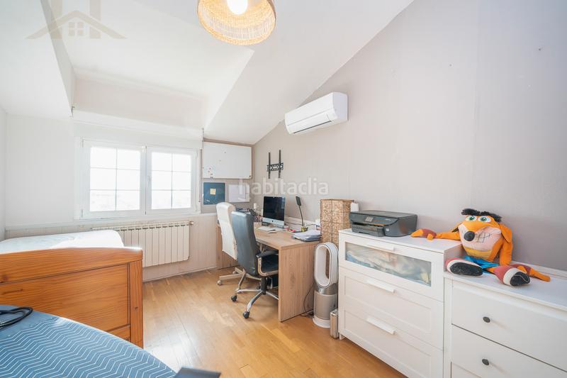 Foto 5c463d4b-2433-4bf1-9d91-144b027df69d. Casa aparellada amb xemeneia calefacció piscina a Moralzarzal