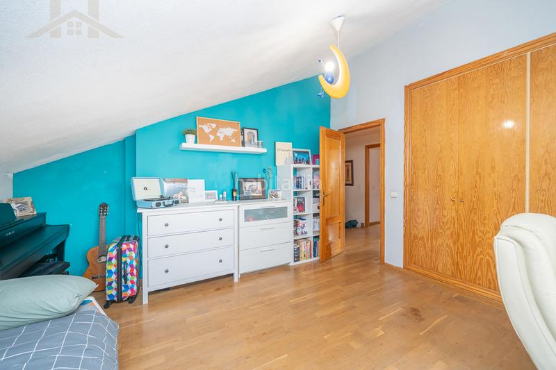 Foto 7ad726de-b76e-4772-9f3c-3b8f320b4ddf. Casa aparellada amb xemeneia calefacció piscina a Moralzarzal