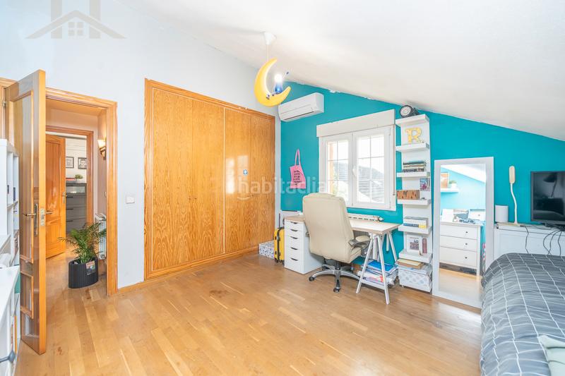 Foto b70b98a6-1d2c-4dbd-b255-e27a8857ece1. Casa aparellada amb xemeneia calefacció piscina a Moralzarzal