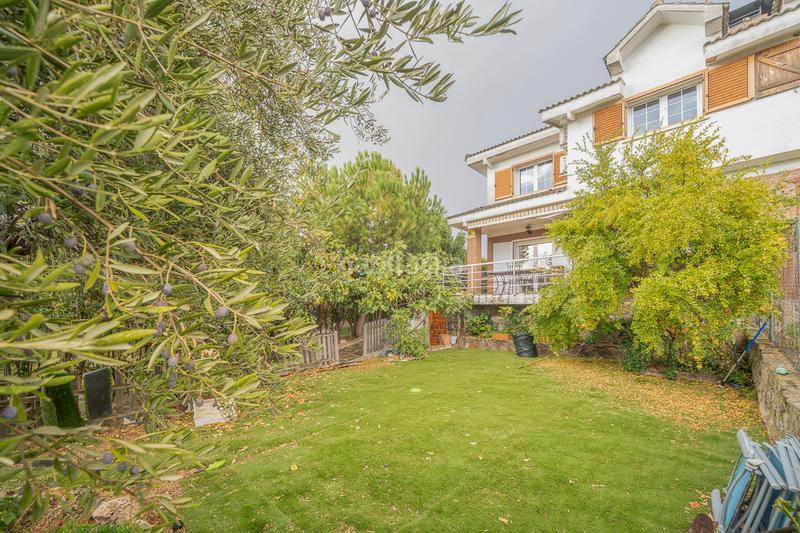 Foto bfb18732-26bd-4012-8ee5-29722b140521. Casa aparellada amb xemeneia calefacció piscina a Moralzarzal