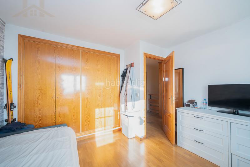 Foto f4ae0696-9672-4301-abf2-daa4fbd3642a. Casa aparellada amb xemeneia calefacció piscina a Moralzarzal