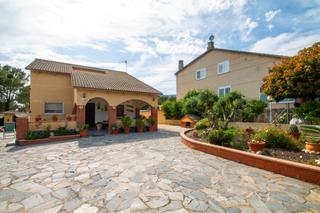 Haus  Carrer hostalric. Casa con jardin en venta en urb. mas del plata