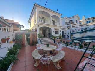 Casa adossada a Avenida Salvador Vicente