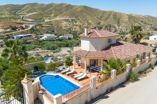 Chalet  Diseminado los lazaros. Una espaciosa villa independiente con piscina privada