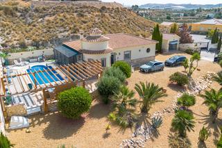 Chalet  Paraje la hojilla. Villa independiente bellamente presentada con piscina, garaje y