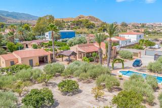 Chalet  Camino el navajo. Encantadora villa rural con piscina, garaje y olivar cerca de mo