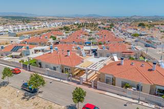 Casa aparellada  Calle las palomas. Una impresionante villa pareada con jardín privado