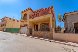 Haus  Calle nueva. Un chalet espacioso en el centro de los gallardos