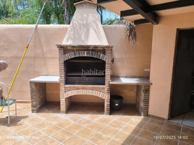 Foto 95b9be34-63d2-4e25-a95d-3a2a34dfd19e. Xalet amb xemeneia calefacció aparcament piscina a Marbella