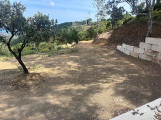 Landgut in Sierra de Estepona - Avda. de Andalucía. Terreno con agua y luz en los reales