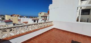 Casa a Playa Jardín. En venta edificio pequeño de 3 plantas con varios apartamentos e