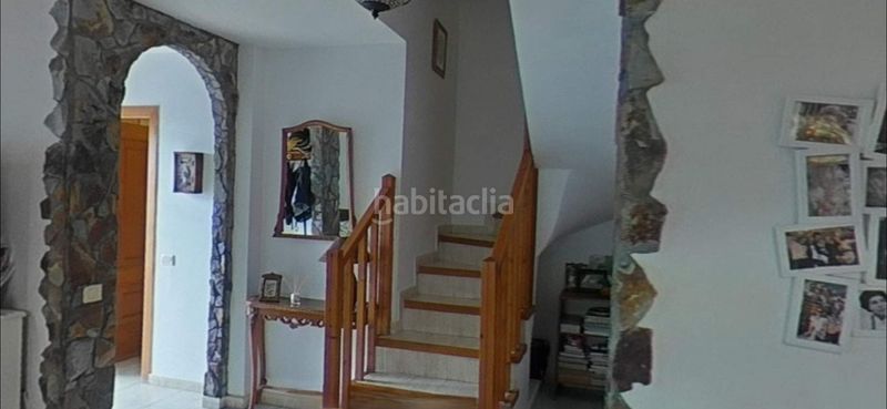 Foto 39c11d21-c4e8-491f-a13c-46ef22284270. Casa aparellada amb aparcament a Cuesta de la Villa Santa Úrsula
