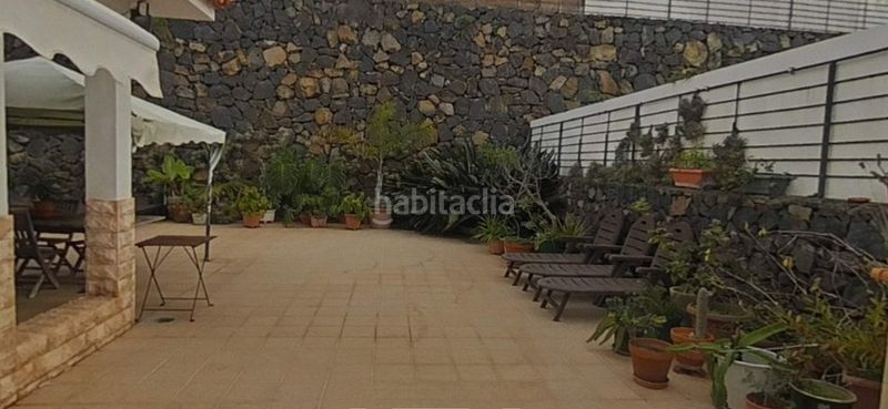 Foto c58e893f-9259-4164-8f1b-10f433a6d918. Casa aparellada amb aparcament a Cuesta de la Villa Santa Úrsula
