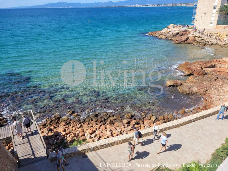 Foto a6c82dc0-0a0c-4999-857b-bb0546ae2d67. Pis amb xemeneia calefacció aparcament piscina a Salou