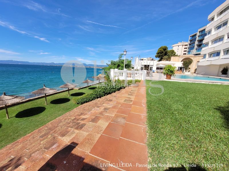 Foto df62b99a-8f73-4f59-bf14-64d12a503058. Pis amb xemeneia calefacció aparcament piscina a Salou
