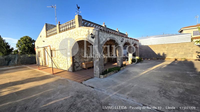 Foto 1d9e0dc0-1af5-46aa-8fd9-e0dd07aa7a45. Casa amb xemeneia calefacció piscina a Partides Rurals Lleida
