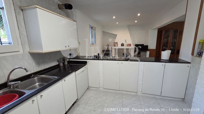 Foto 5b4d9ba5-2a22-4596-b12b-cbd7d5ceede2. Casa amb xemeneia calefacció aparcament piscina a Lleida