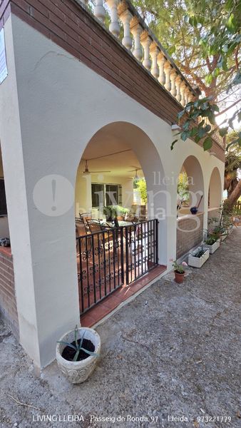 Foto a24e9ed6-dd1f-408e-bc62-74078a0f78fb. Casa amb xemeneia calefacció aparcament piscina a Lleida