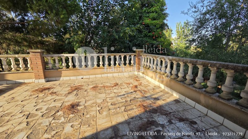 Foto c746e4cf-3f22-4578-80bf-3944409956b5. Casa amb xemeneia calefacció aparcament piscina a Lleida