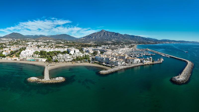 Foto 297cdb17-1584-4380-9b0b-19f3f9e1f4db. Casa in avenida de las mimosas 25 in Puerto Banús Marbella