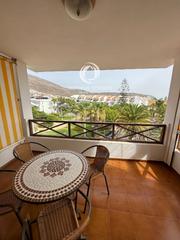 Apartamento en Los Cristianos. Apartamento en los cristianos con terraza y vistas