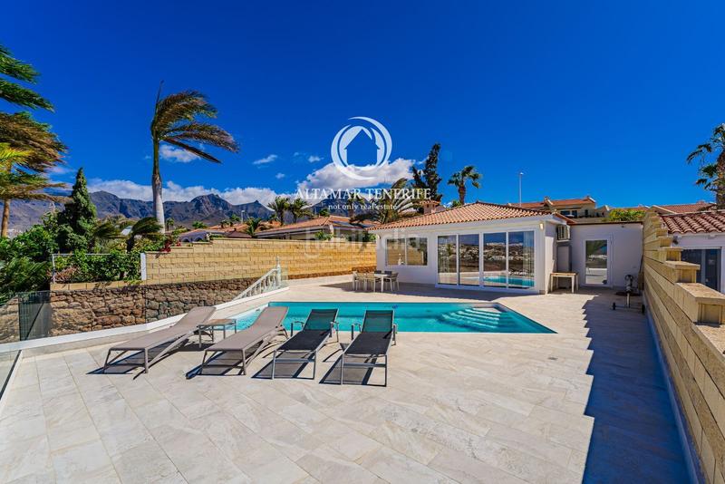 Foto 15c7dc3f-f9da-4b5d-a59f-f5636f6fa2f3. House with parking pool in Playa del Duque Adeje