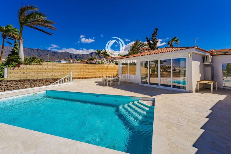 Foto 48b547e9-c375-4f4e-b71b-8aa8689ce447. House with parking pool in Playa del Duque Adeje