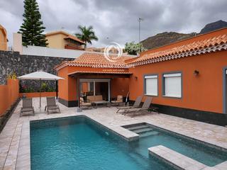 Casa en Playa Fañabé Alto. Villa renovada con jardín y piscina privada en el madroñal