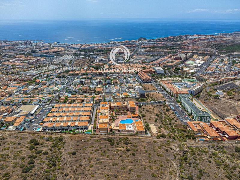 Foto a20e5671-7b6d-499e-bd41-9fc66ec82c4f. Apartamento ático con espectacular terraza panorámica en costa el madroñal en Adeje