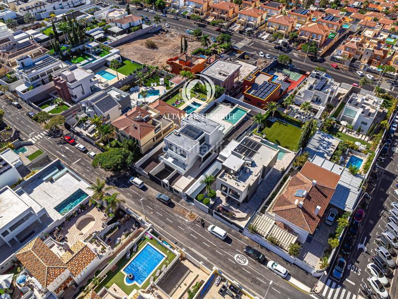 Foto 2287859e-50d3-4f2d-a705-c98d7defe0f3. House with parking pool in Playa Fañabé Alto Adeje