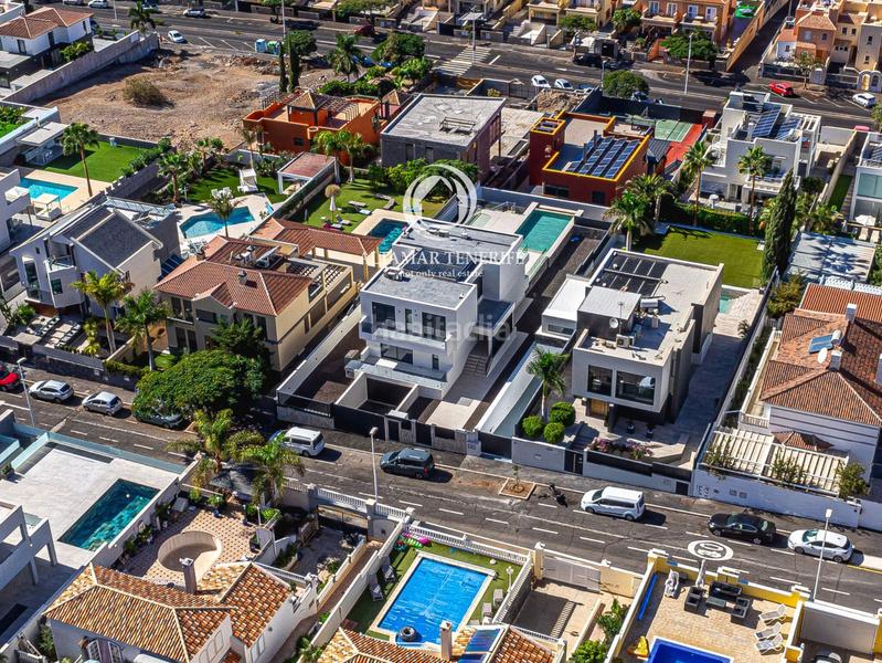 Foto a4041e75-5a95-46b5-8808-8f93b73207ef. House with parking pool in Playa Fañabé Alto Adeje