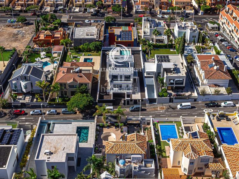 Foto a7417872-ad27-4f9c-81ec-22bafdec7c79. House with parking pool in Playa Fañabé Alto Adeje