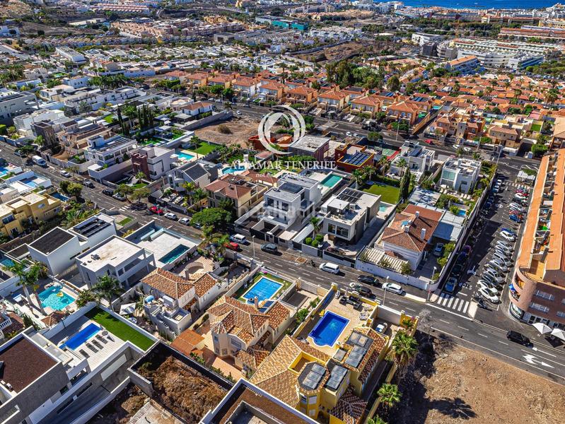 Foto bbe3c60a-5e00-41f8-8d40-c3c227fd4a54. House with parking pool in Playa Fañabé Alto Adeje