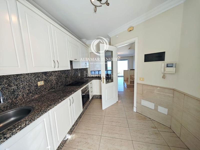 Foto 246068fd-ea26-4f98-9927-c8ae3370a6f5. Casa adossada amb aparcament a Chayofa Arona