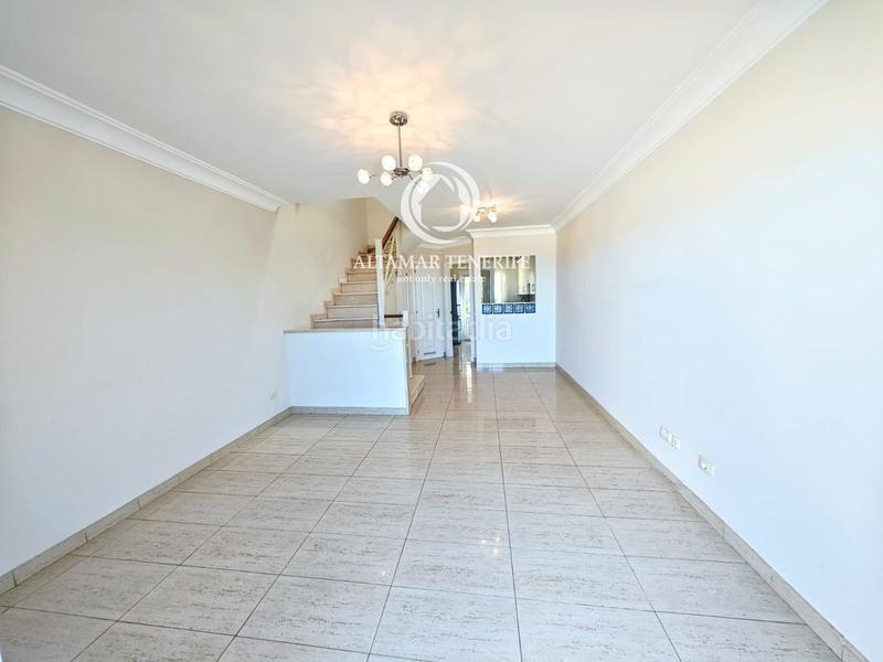 Foto 2794c754-b03b-4c3a-b9dc-c7f3b9cc6b8a. Casa adossada amb aparcament a Chayofa Arona