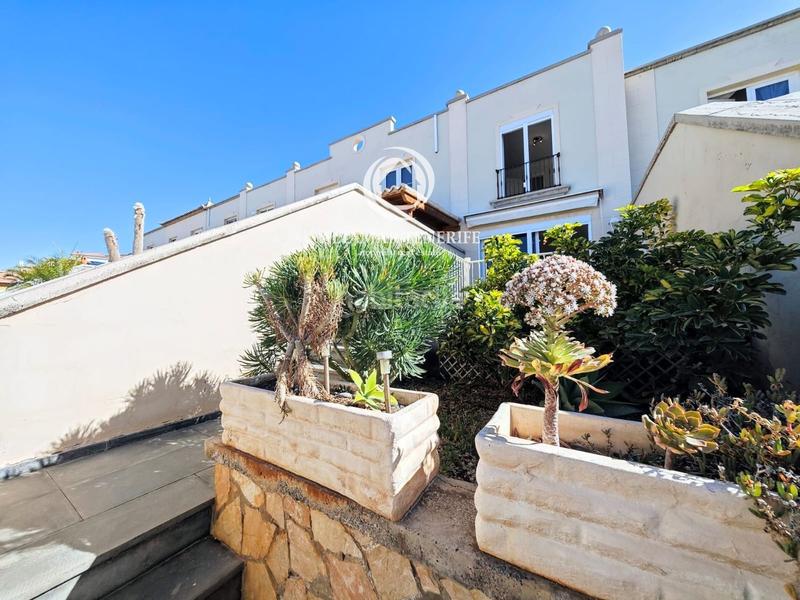 Foto 6996966b-ebfa-4fb4-838e-9c5896d042b5. Casa adossada amb aparcament a Chayofa Arona