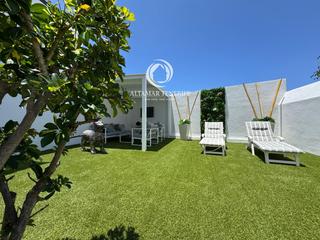 Apartament  Asturias. Apartamento reformado con vistas al mar y jardín privado en cost