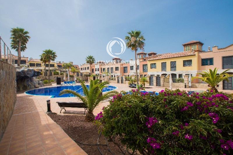 Foto a417a840-0857-4c82-9205-7138f0a18742. Reihenhaus mit parking pool in La Caleta Adeje