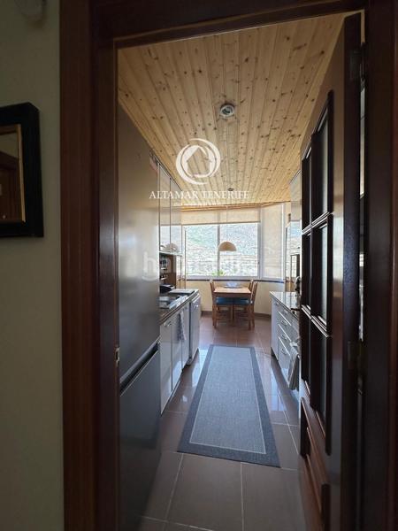 Foto c508572f-8541-48a3-a56d-963f42d6fced. Ático  dúplex en Los Cristianos con vistas panorámicas al mar en Arona