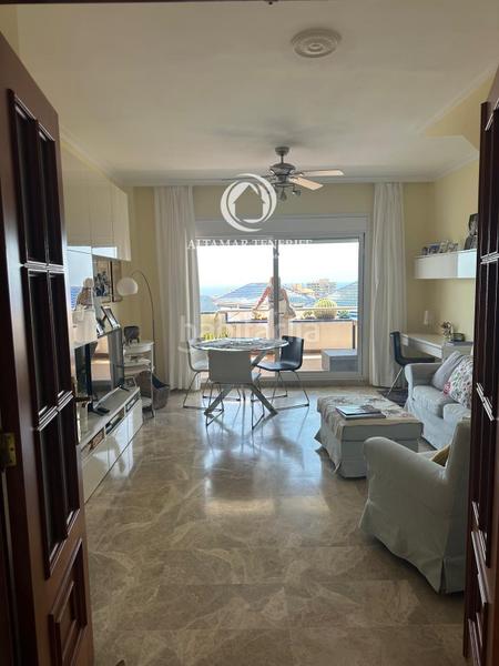 Foto d34e212a-c450-4d28-90db-a635a9c3cf45. Ático  dúplex en Los Cristianos con vistas panorámicas al mar en Arona