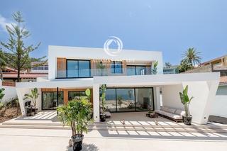 Maison  Urbanizacion la primavera. Villa contemporánea con piscina infinita y vistas al mar en el s