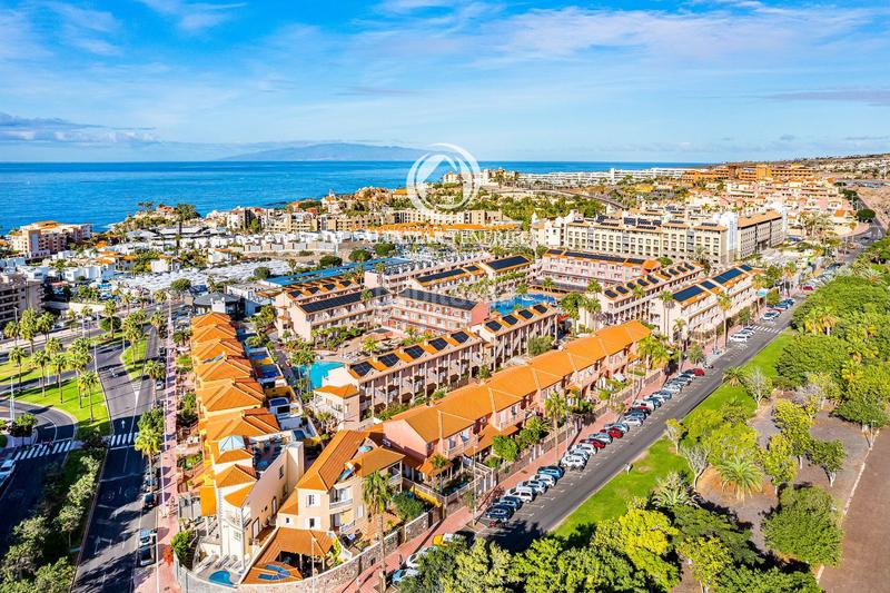 Foto 6b740640-bdb1-4a6b-ad2d-e8503eccb24c. Reihenhaus mit parking pool in Playa del Duque Adeje