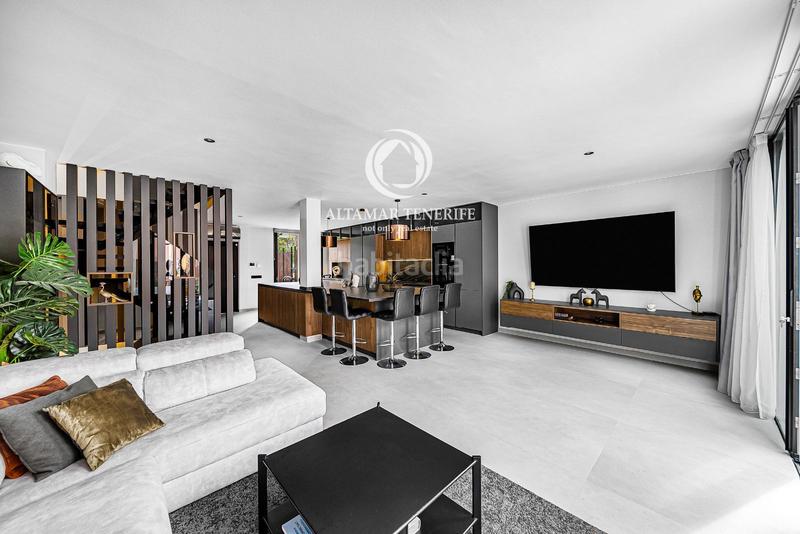 Foto 92c088fc-6c81-464e-ab6f-4495619a9917. Reihenhaus mit parking pool in Playa del Duque Adeje